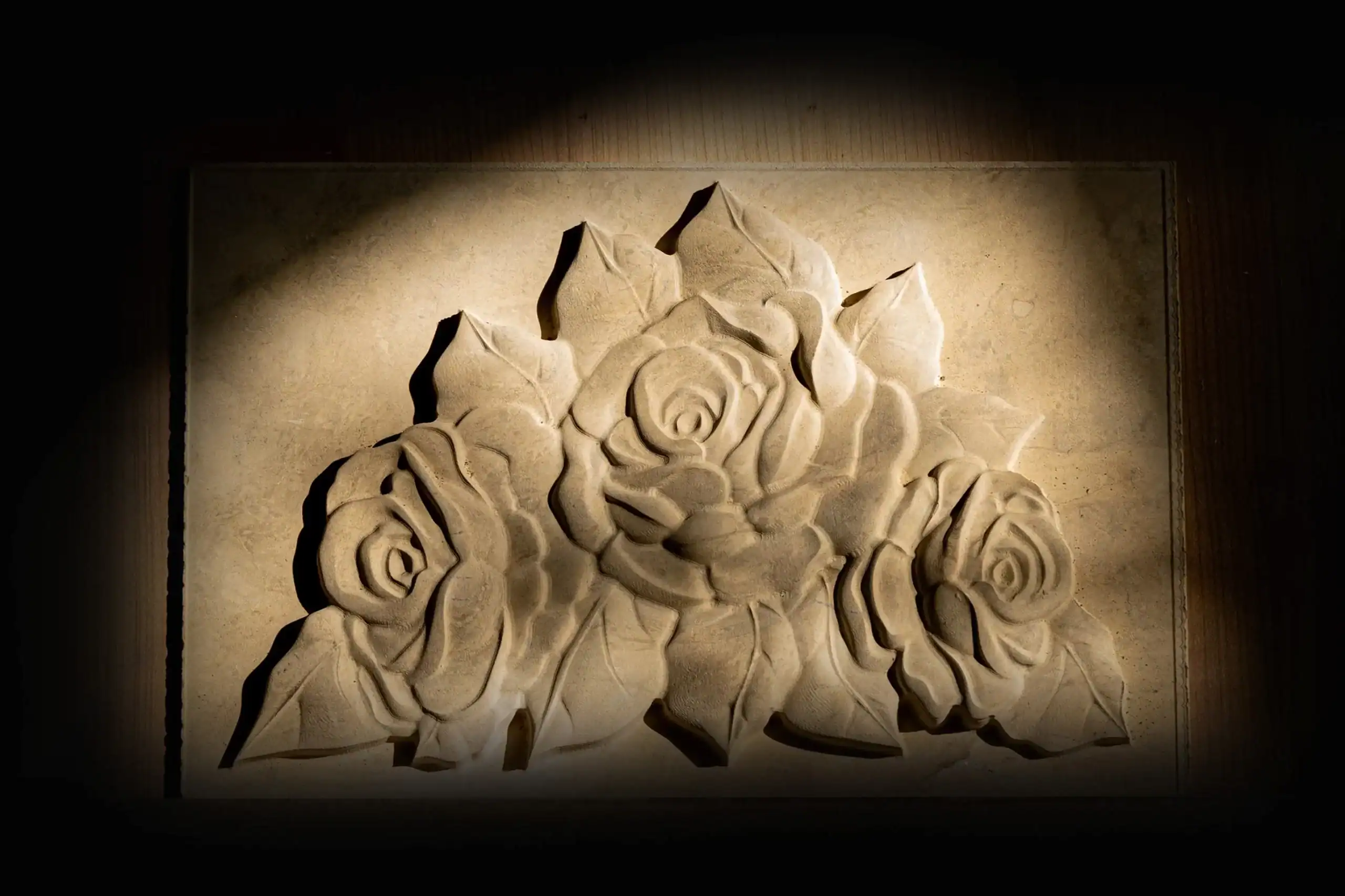 trandafiri în basorelief frezați în piatră