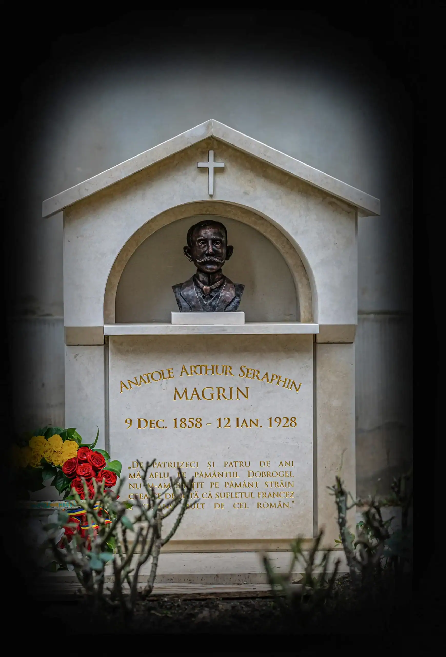 Monument din calcar Vratza ridicat la Bazilica Sfântul Anton de Padova