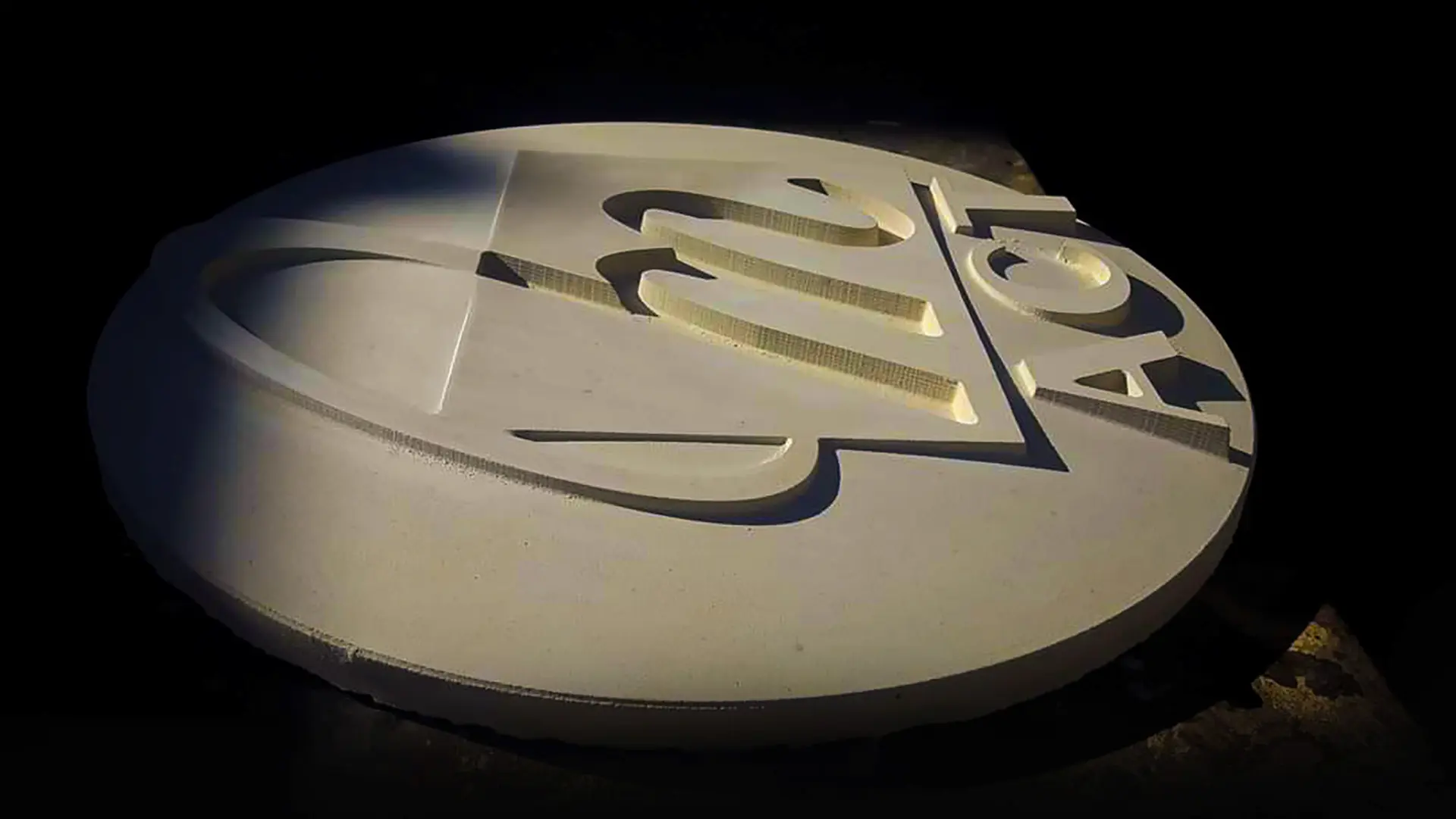 logo muzeul de arta constanța în basorelief calcar bașchioi